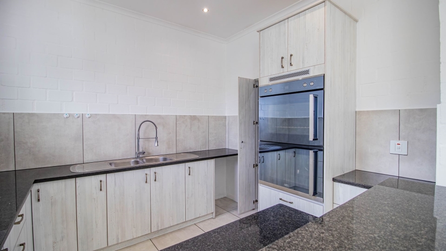 4 Bedroom Property for Sale in Hoogland Western Cape